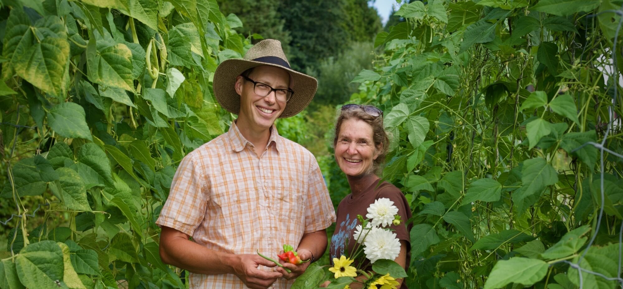 angela and paul kingfisher farm market in field holding flowers